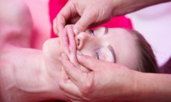 Как делать миофасциальный массаж лица: правильные техники и методики