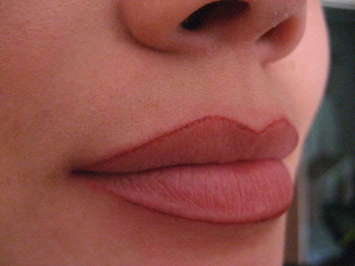 Сколько времени делается перманентный макияж губ