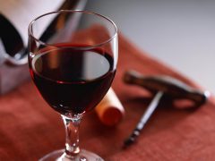 Маски для лица из красного вина: пьянящее омолаживание