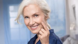 Улучшить кожу лица после 60 лет